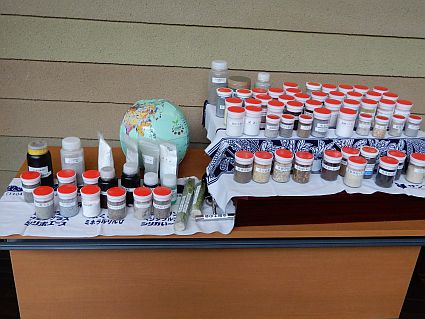 �q�R�r���̊O�ɓW�����ꂽ�엿�̌��{�B���̒n���V�͐��E�̓y�땪�z�}