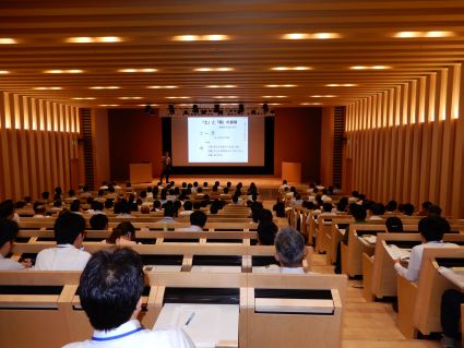 �q�T�r�^���ɍu�`�𒮂���u�҂̔M�C��������