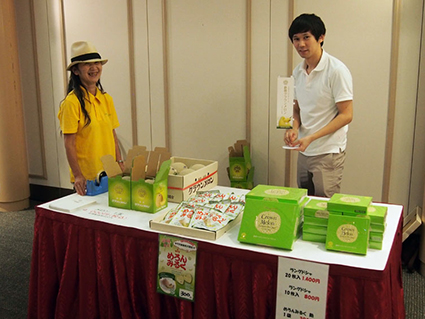 �q13�r�P���ڂ̌��C���ɂ͐É��܈䖼�Y�̃N���E���������̔̔��u�[�X���ݒu���ꂽ